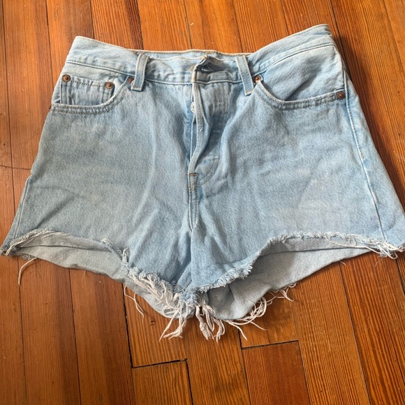 Vintage Levi denim shorts - Picture 4 of 7